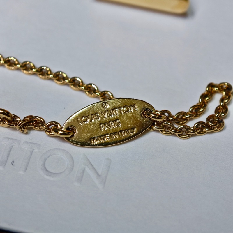 Lv 經典v字項鏈-32