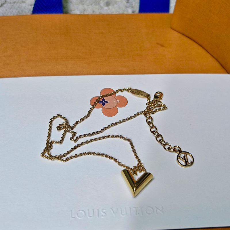 Lv 經典v字項鏈-33