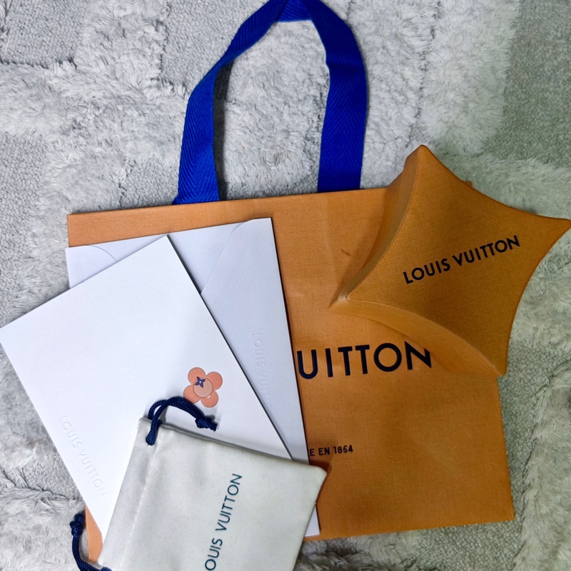 Lv 經典v字項鏈-34