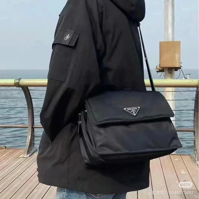 Prada Traveller 中碼夾棉 Re-Nylon 肩背袋(1BD255)-0