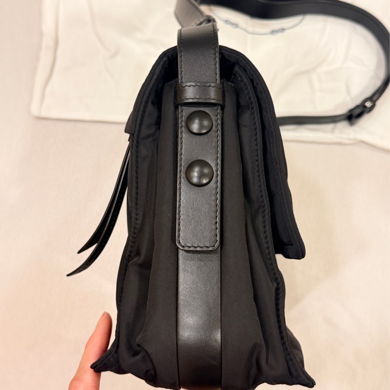 Prada Traveller 中碼夾棉 Re-Nylon 肩背袋(1BD255)-2