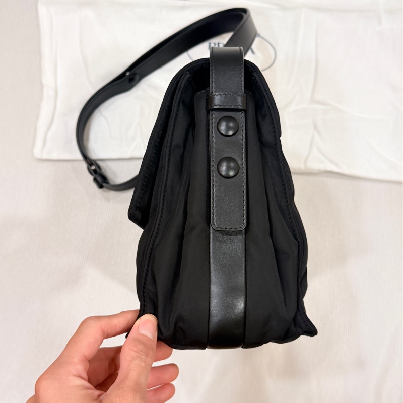 Prada Traveller 中碼夾棉 Re-Nylon 肩背袋(1BD255)-4