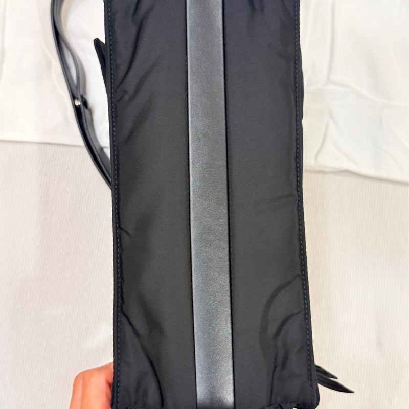 Prada Traveller 中碼夾棉 Re-Nylon 肩背袋(1BD255)-5