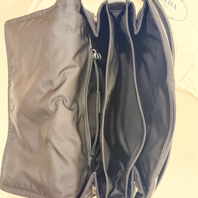 Prada Traveller 中碼夾棉 Re-Nylon 肩背袋(1BD255)-7