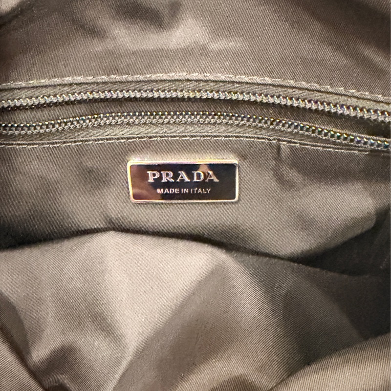 Prada Traveller 中碼夾棉 Re-Nylon 肩背袋(1BD255)-8