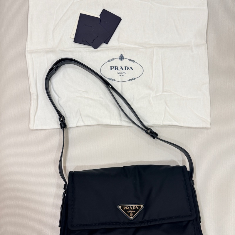 Prada Traveller 中碼夾棉 Re-Nylon 肩背袋(1BD255)-10