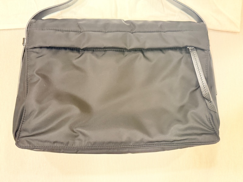 Prada Traveller 中碼夾棉 Re-Nylon 肩背袋(1BD255)-11