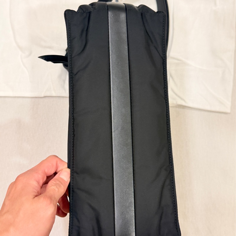 Prada Traveller 中碼夾棉 Re-Nylon 肩背袋(1BD255)-12