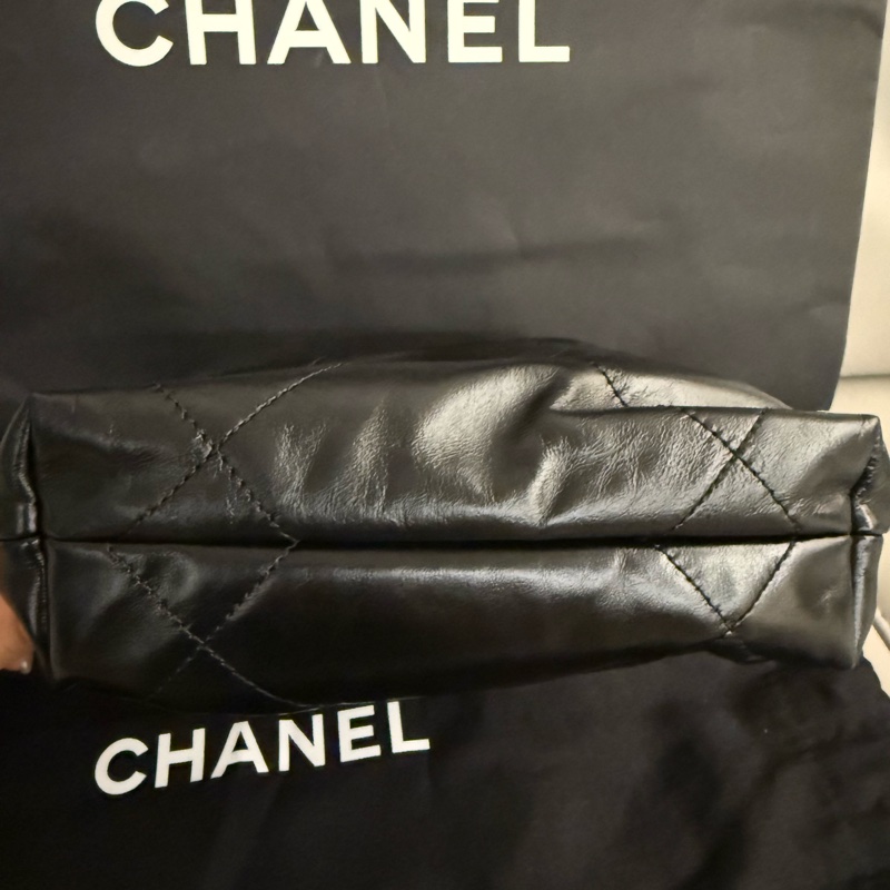 CHANEL 22 Mini 黑金斜背包｜經典垃圾袋包-2