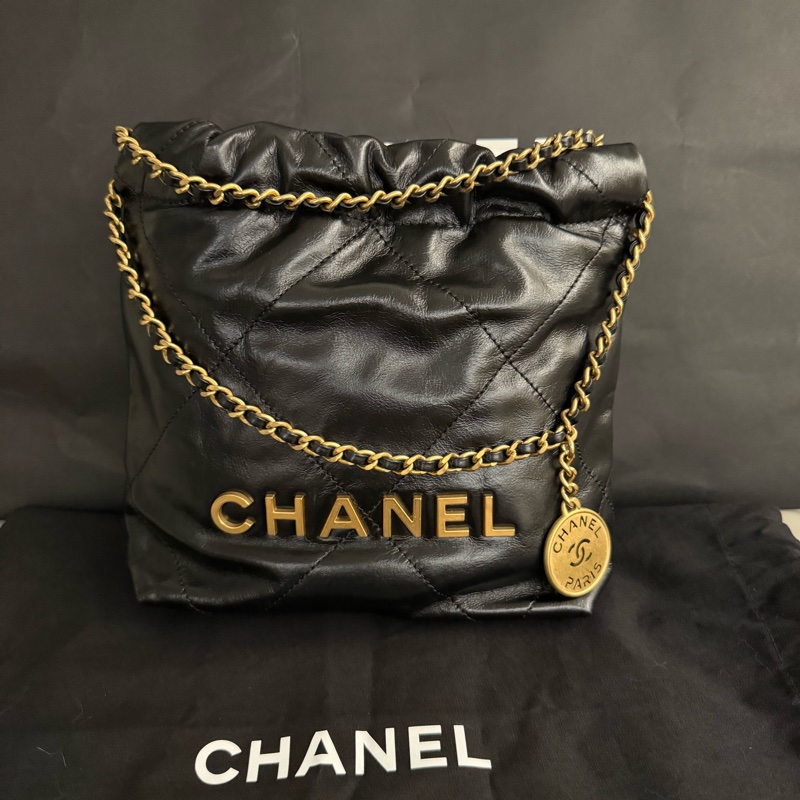 CHANEL 22 Mini 黑金斜背包｜經典垃圾袋包-6