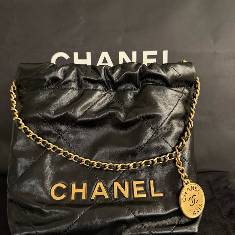 CHANEL 22 Mini 黑金斜背包｜經典垃圾袋包-13