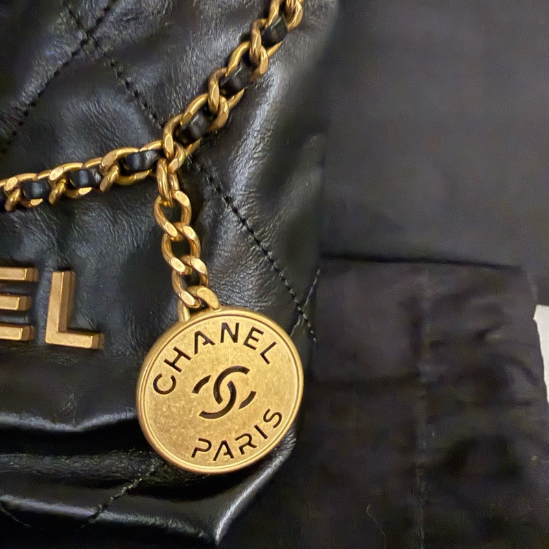 CHANEL 22 Mini 黑金斜背包｜經典垃圾袋包-14