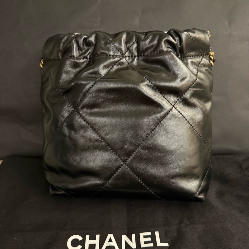 CHANEL 22 Mini 黑金斜背包｜經典垃圾袋包-18