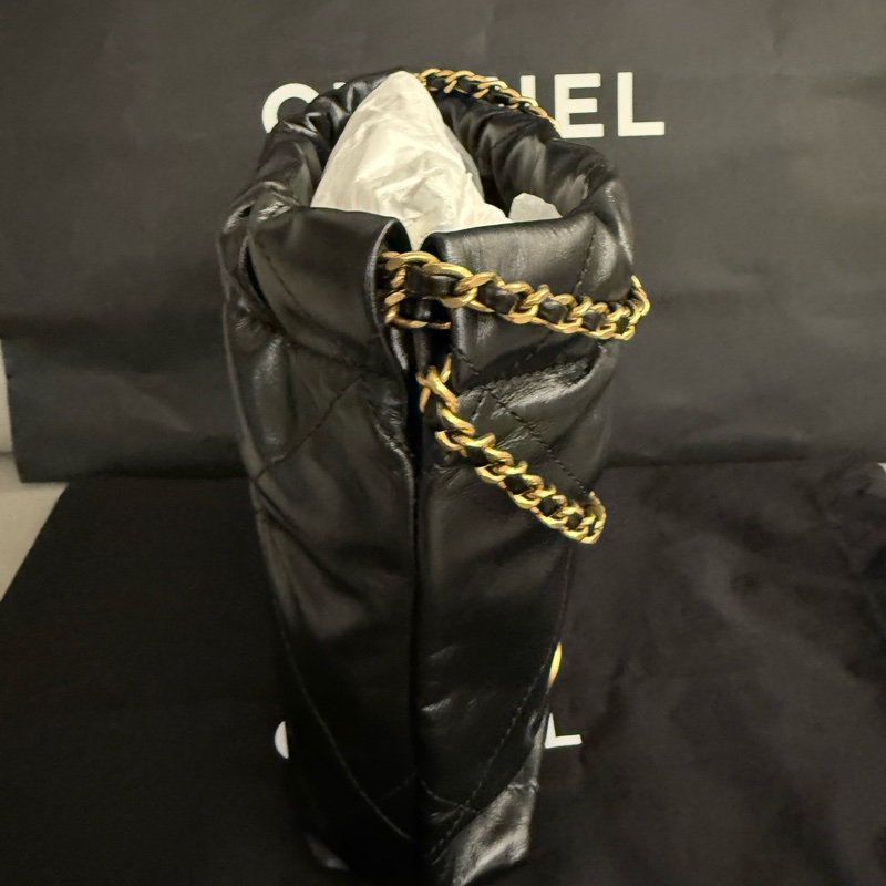 CHANEL 22 Mini 黑金斜背包｜經典垃圾袋包-19