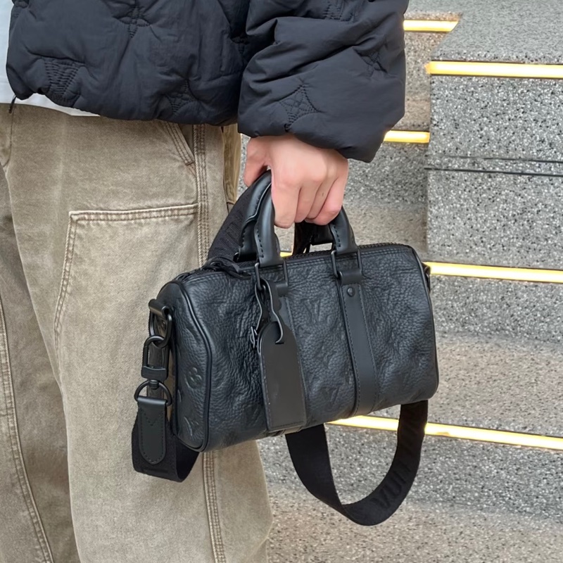 低調俐落款😎lv路易威登全皮黑色老花壓紋黑武士keepall25手提單肩斜挎包-0