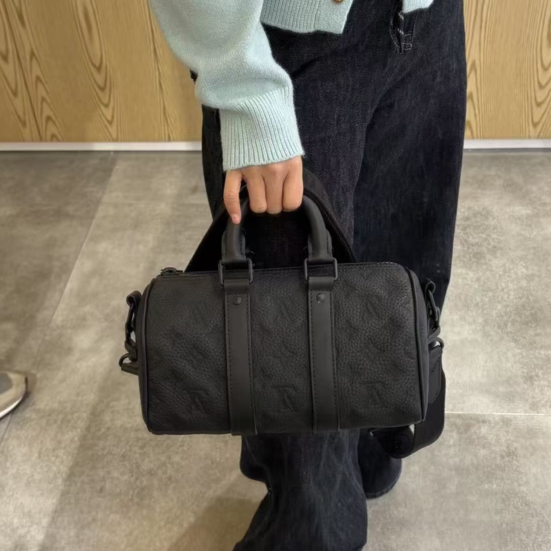 低調俐落款😎lv路易威登全皮黑色老花壓紋黑武士keepall25手提單肩斜挎包-1