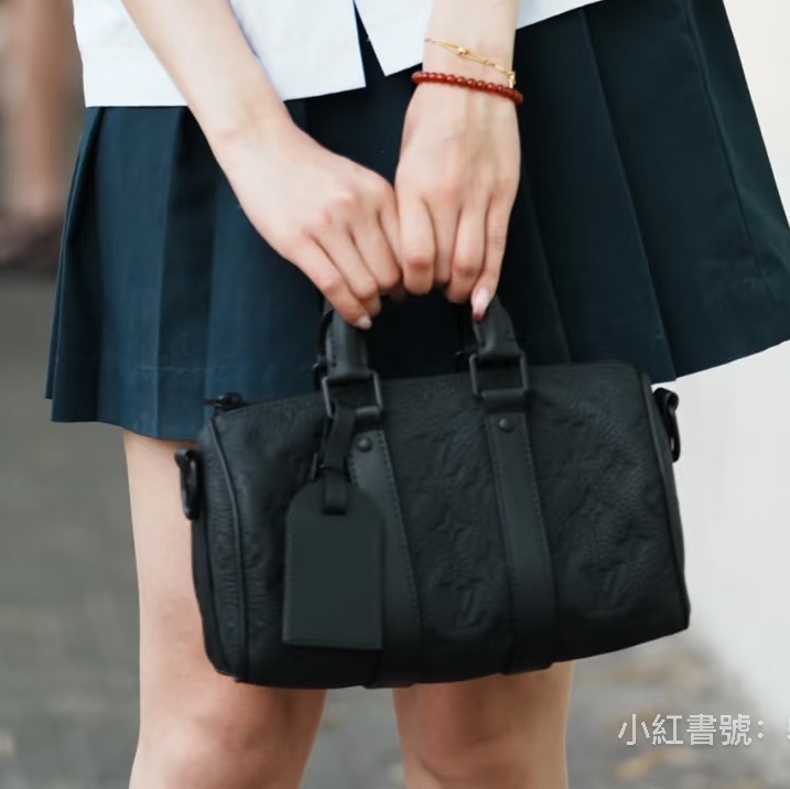 低調俐落款😎lv路易威登全皮黑色老花壓紋黑武士keepall25手提單肩斜挎包-2
