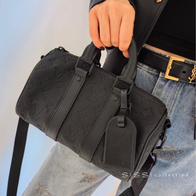 低調俐落款😎lv路易威登全皮黑色老花壓紋黑武士keepall25手提單肩斜挎包-5