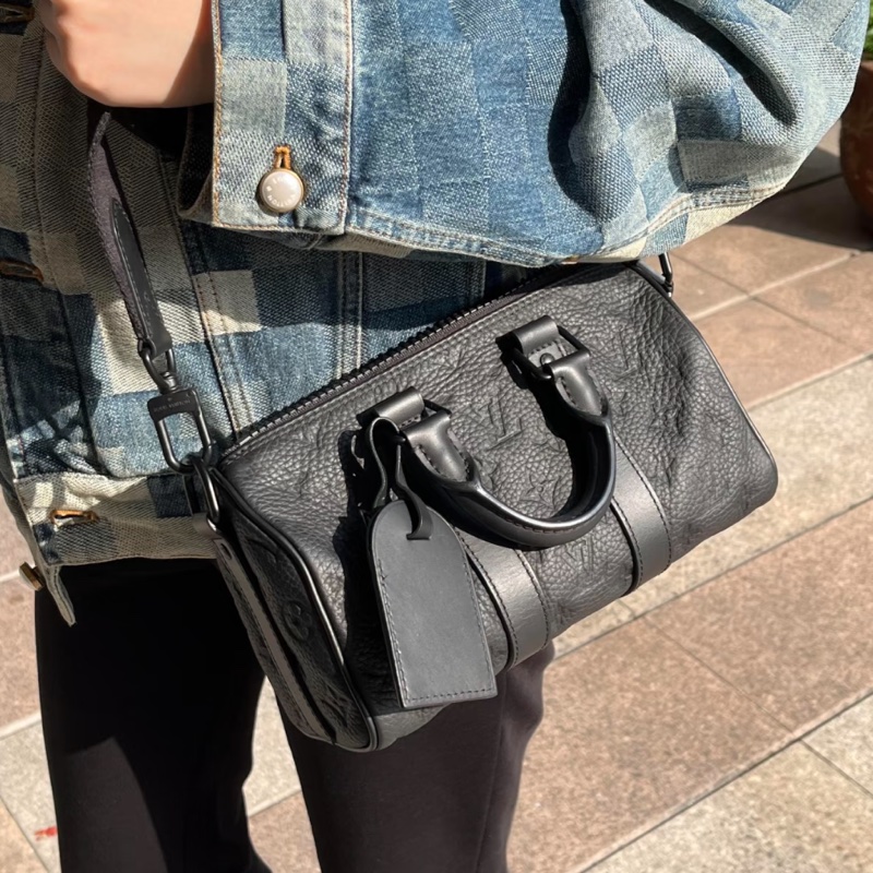 低調俐落款😎lv路易威登全皮黑色老花壓紋黑武士keepall25手提單肩斜挎包-6