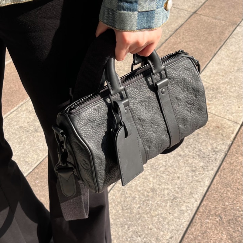低調俐落款😎lv路易威登全皮黑色老花壓紋黑武士keepall25手提單肩斜挎包-7