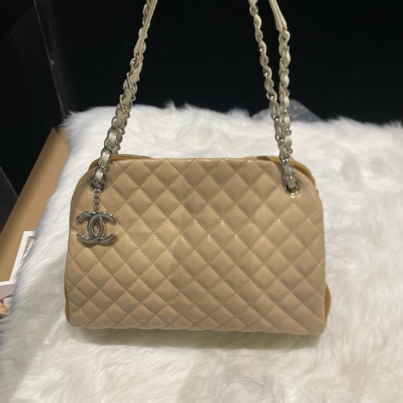 幾乎全新 chanel 荔枝牛皮奶茶色保齡球包/17開帶卡-2