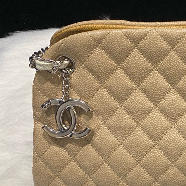 幾乎全新 chanel 荔枝牛皮奶茶色保齡球包/17開帶卡-3