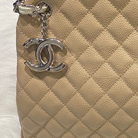 幾乎全新 chanel 荔枝牛皮奶茶色保齡球包/17開帶卡-6