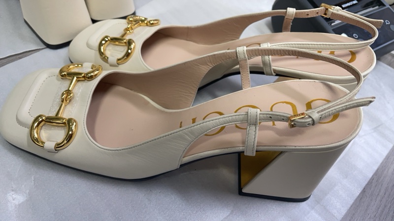 僅試穿 Gucci古馳 馬前扣白色高跟涼鞋39碼 🈚附件-5