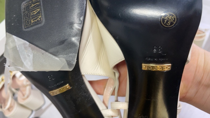 僅試穿 Gucci古馳 馬前扣白色高跟涼鞋39碼 🈚附件-6