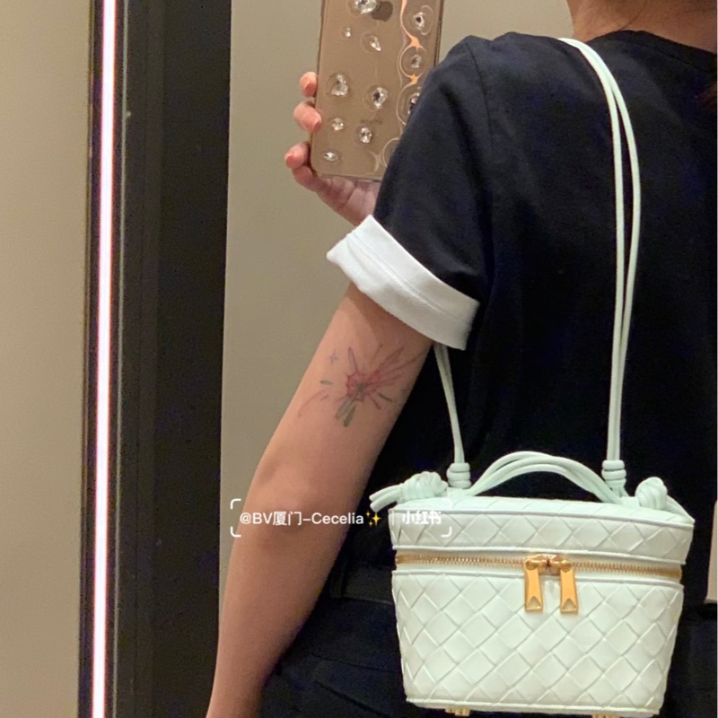 BV 葆蝶家 bangbang vanity case 浅灰色金扣-3