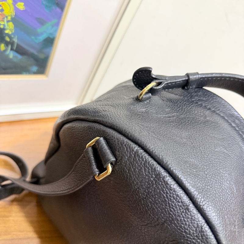 88新✨櫃上破十萬的L V後背包🏅好揹好看的黑色🖤 耐用牛皮小書包-7