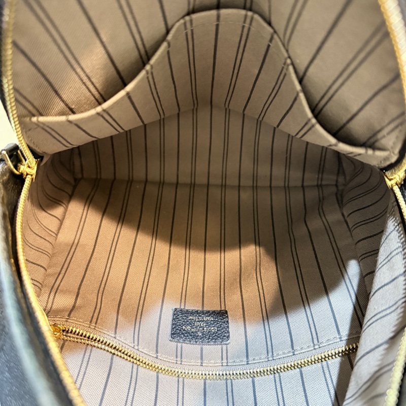 88新✨櫃上破十萬的L V後背包🏅好揹好看的黑色🖤 耐用牛皮小書包-14