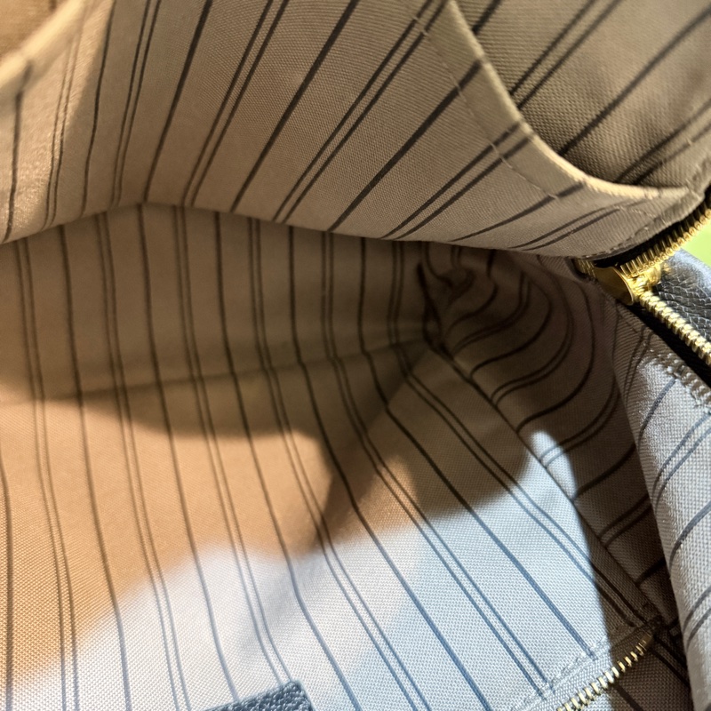 88新✨櫃上破十萬的L V後背包🏅好揹好看的黑色🖤 耐用牛皮小書包-16