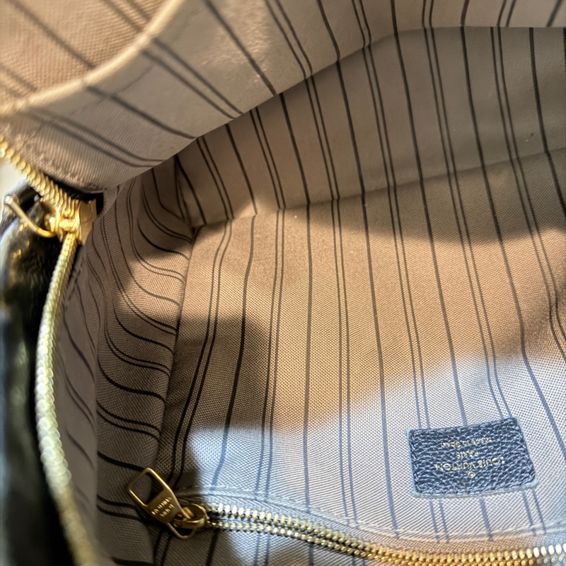 88新✨櫃上破十萬的L V後背包🏅好揹好看的黑色🖤 耐用牛皮小書包-17