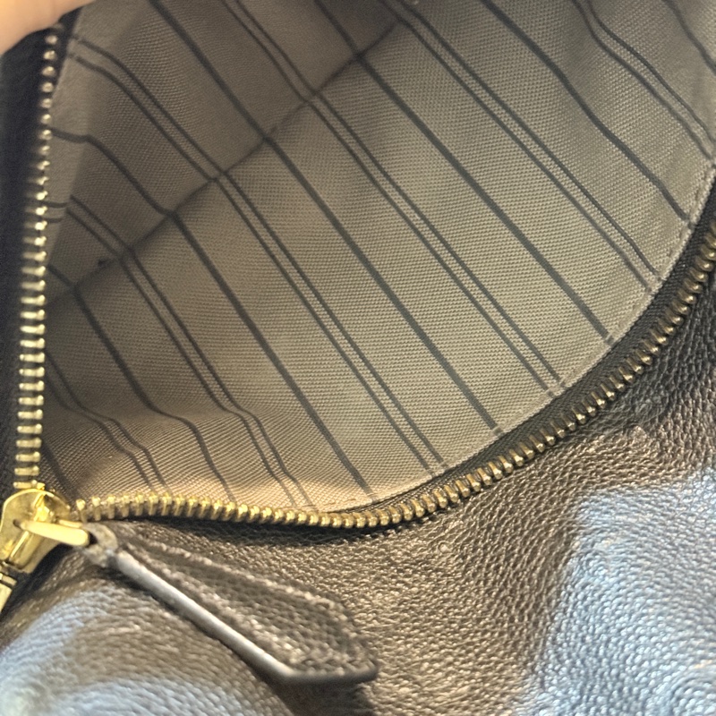 88新✨櫃上破十萬的L V後背包🏅好揹好看的黑色🖤 耐用牛皮小書包-26