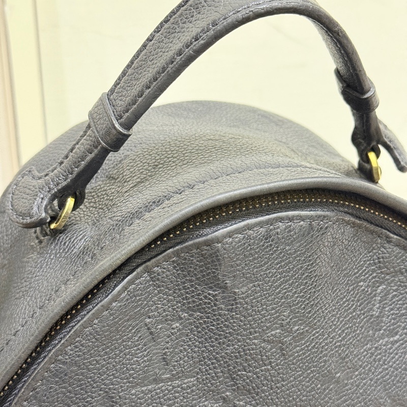 88新✨櫃上破十萬的L V後背包🏅好揹好看的黑色🖤 耐用牛皮小書包-27