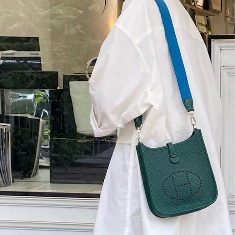 撞色吸睛 愛馬仕Hermès Mini Evelyne T/C皮銀釦 眩暈綠U4 拼桑給巴爾藍B3背帶 TPM16 絕美配色 活潑優雅 🥑