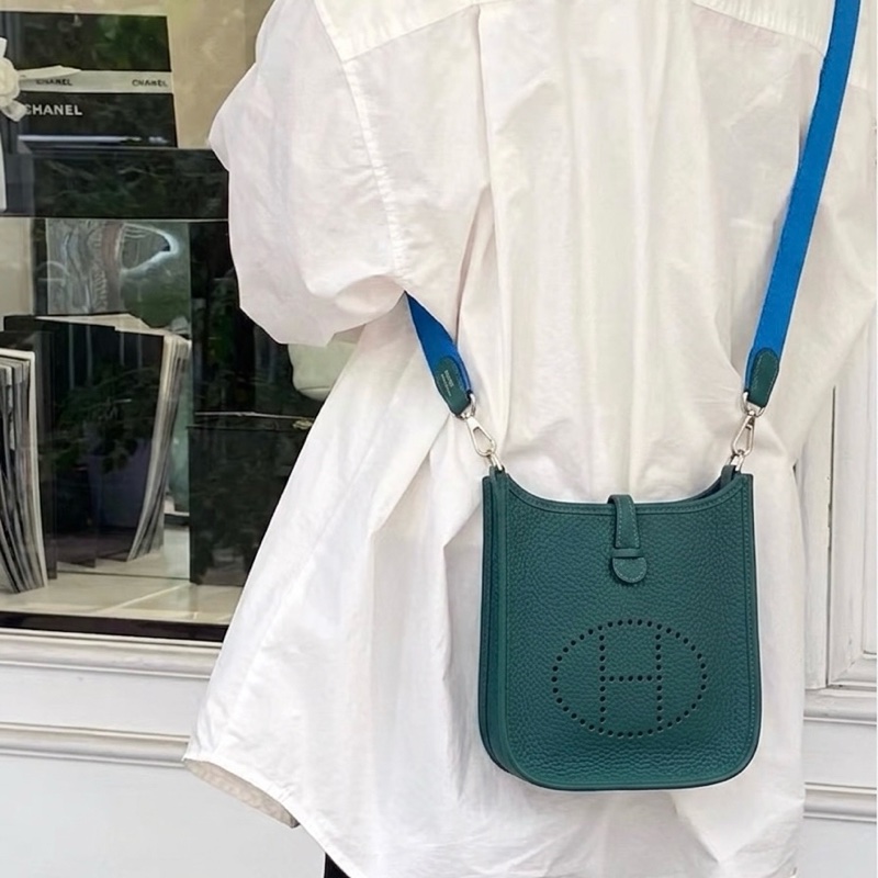 撞色吸睛 愛馬仕Hermès Mini Evelyne T/C皮銀釦 眩暈綠U4 拼桑給巴爾藍B3背帶 TPM16 絕美配色 活潑優雅 🥑-1
