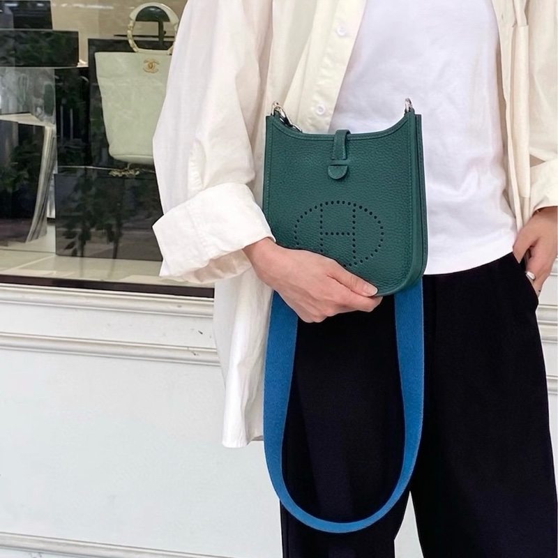 撞色吸睛 愛馬仕Hermès Mini Evelyne T/C皮銀釦 眩暈綠U4 拼桑給巴爾藍B3背帶 TPM16 絕美配色 活潑優雅 🥑-2