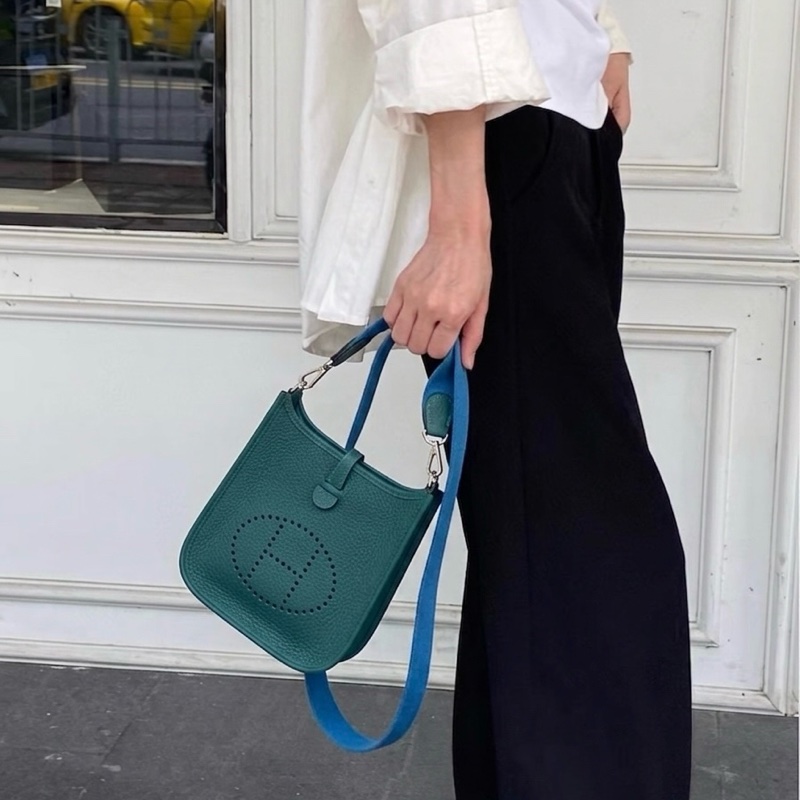 撞色吸睛 愛馬仕Hermès Mini Evelyne T/C皮銀釦 眩暈綠U4 拼桑給巴爾藍B3背帶 TPM16 絕美配色 活潑優雅 🥑-3