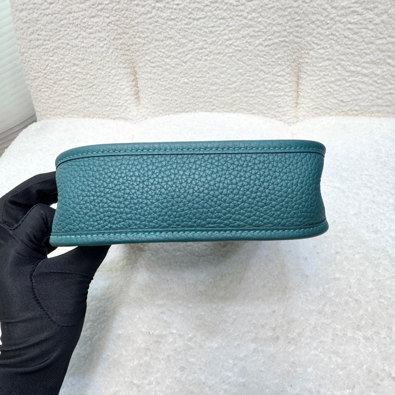 撞色吸睛 愛馬仕Hermès Mini Evelyne T/C皮銀釦 眩暈綠U4 拼桑給巴爾藍B3背帶 TPM16 絕美配色 活潑優雅 🥑-9