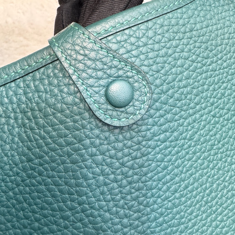 撞色吸睛 愛馬仕Hermès Mini Evelyne T/C皮銀釦 眩暈綠U4 拼桑給巴爾藍B3背帶 TPM16 絕美配色 活潑優雅 🥑-12