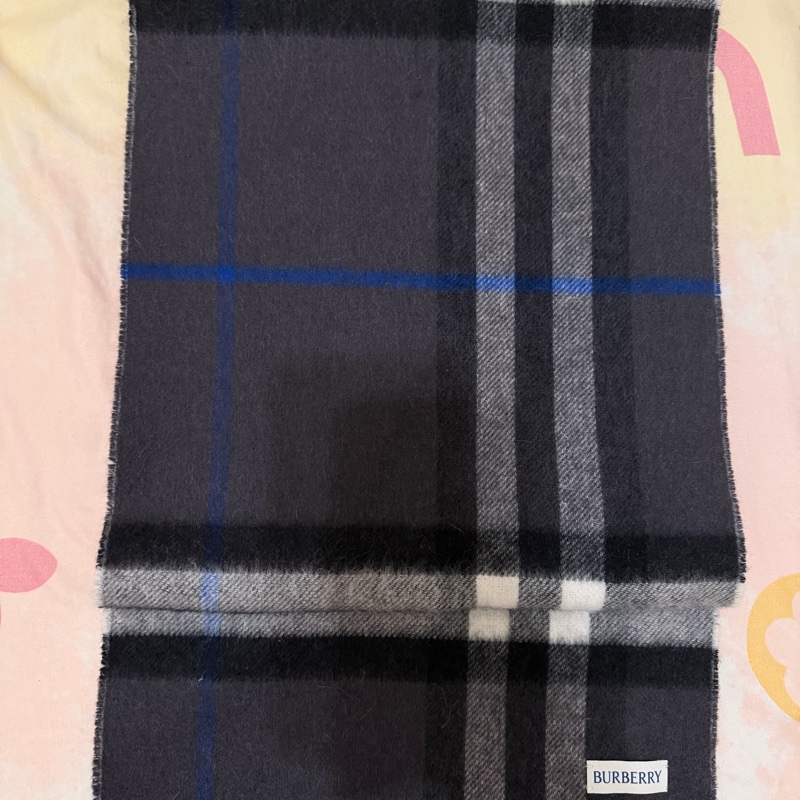 Burberry 經典格紋圍巾｜深色百搭｜質感很好-1