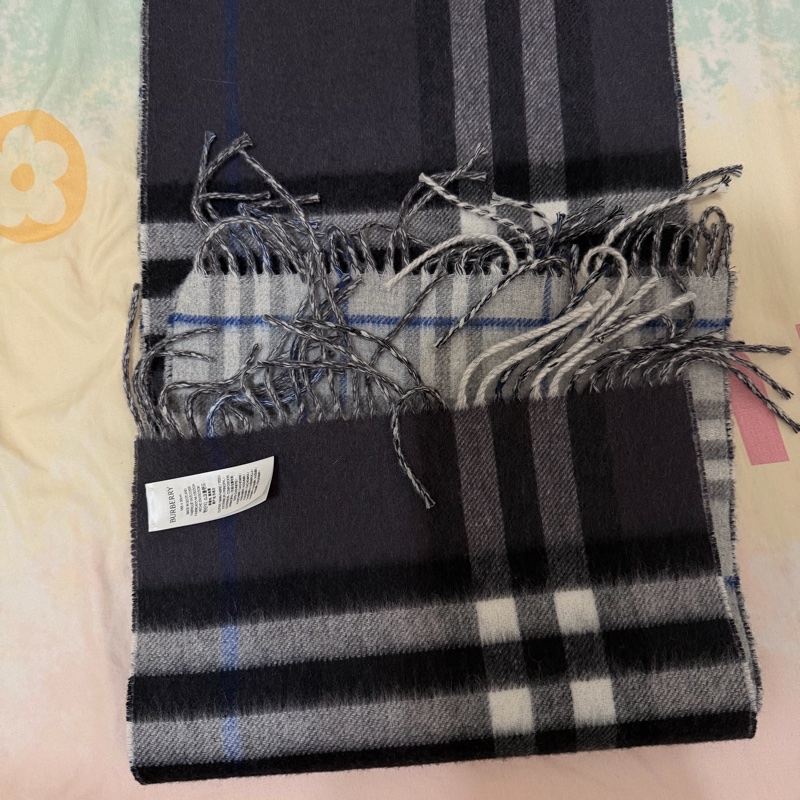 Burberry 經典格紋圍巾｜深色百搭｜質感很好-3