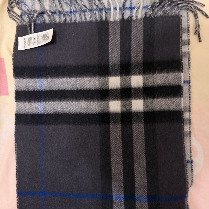 Burberry 經典格紋圍巾｜深色百搭｜質感很好-4