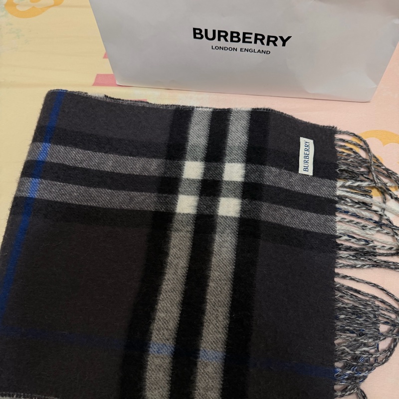 Burberry 經典格紋圍巾｜深色百搭｜質感很好-6