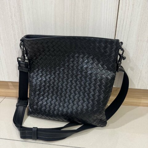 BOTTEGA VENETA 編織LOGO小牛皮拉鍊斜背包