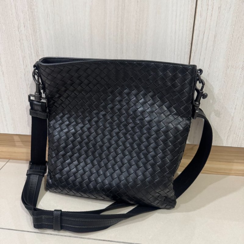 BOTTEGA VENETA 編織LOGO小牛皮拉鍊斜背包-0