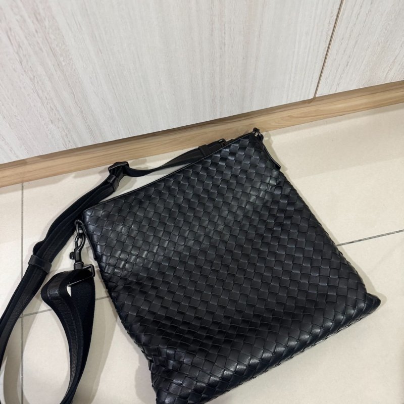BOTTEGA VENETA 編織LOGO小牛皮拉鍊斜背包-1