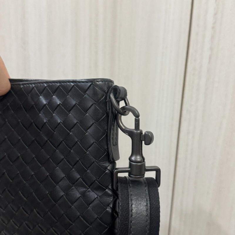 BOTTEGA VENETA 編織LOGO小牛皮拉鍊斜背包-2